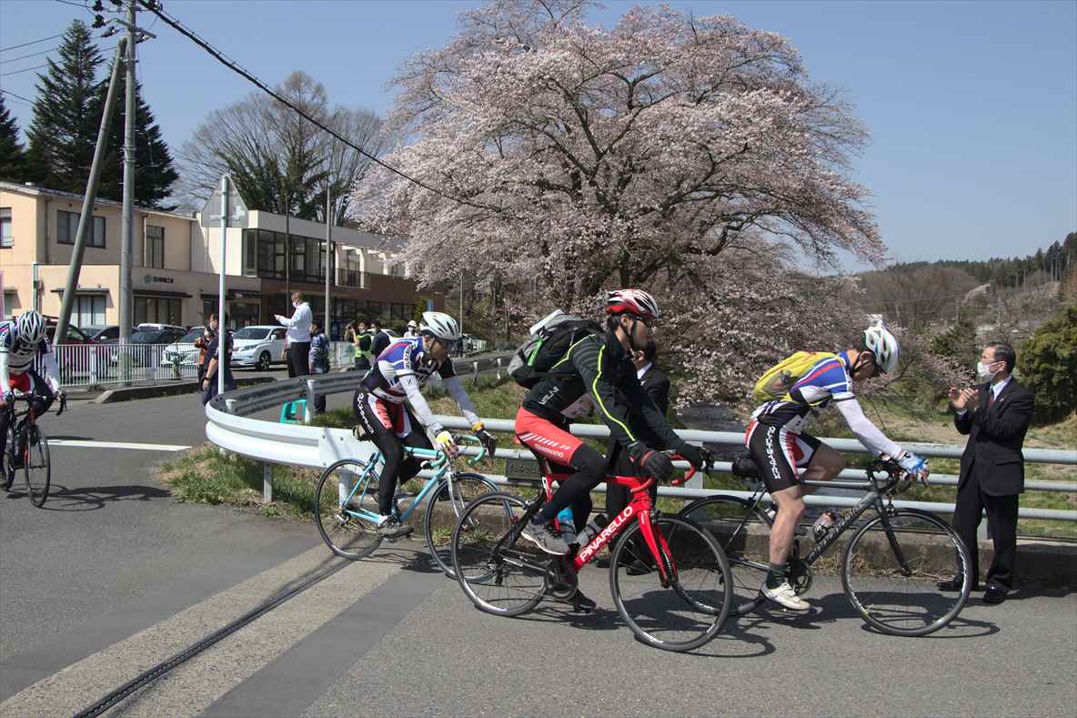 いしかわ桜谷スプリングフェスタ2022　サイクルロゲイニング大会　本大会　桜をバックにスタート